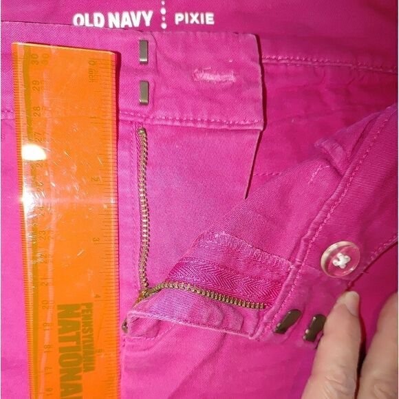 Old navy pixie shorts ladies size 6 in fuchsia - Picture 3 of 8